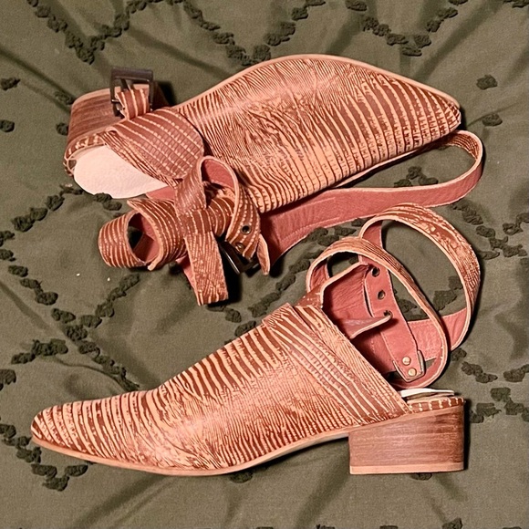 Matisse Leather Buckle-Strap Block Heel Booties – Size 8.5M - Picture 3 of 9